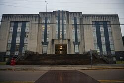 Warren County Courthouse in Vicksburg, built ح. 1940, located across from the Old Courthouse Museum.