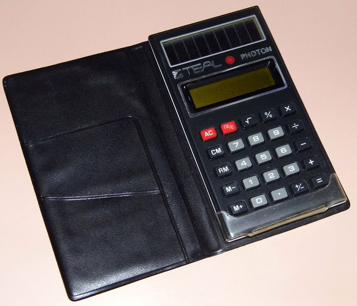 ملف:Vintage Teal Photon Solar Powered Electronic Pocket Calculator, LCD With Yellow Filter, One Of The First Solar Powered Calculators, Made In Japan, Circa 1978 (15083726059).jpg