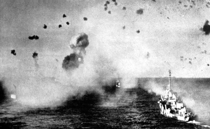 ملف:US ships under attack in Lingayen Gulf January 1945.jpg