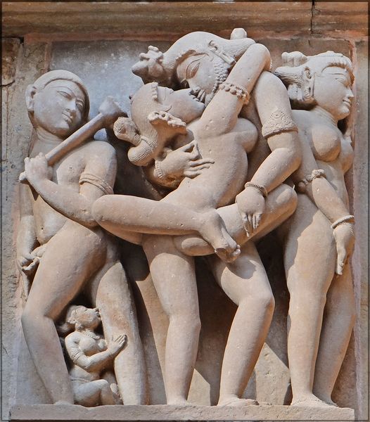 ملف:2 Erotic Kama statues of Khajuraho Hindu Temple de Lakshmana Khajurâho India 2013.jpg
