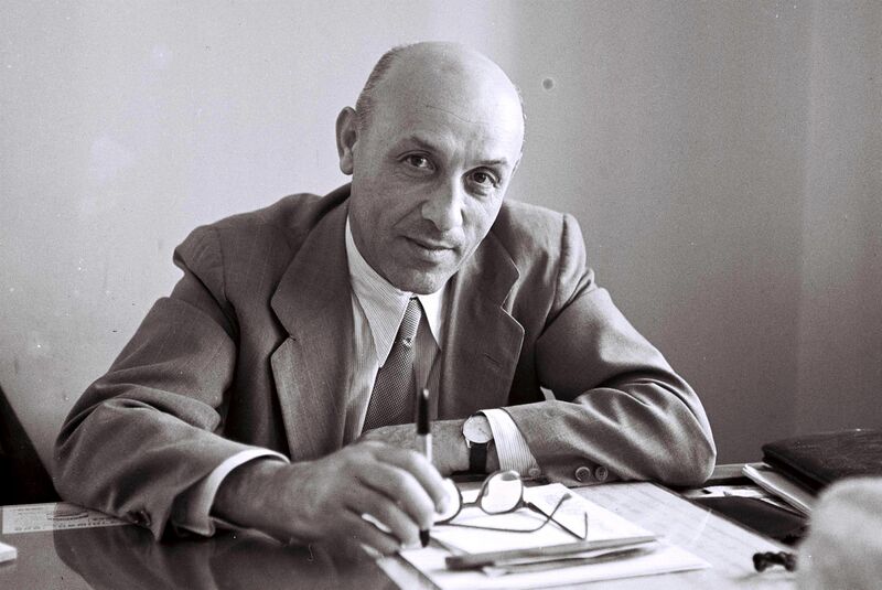 ملف:Mordechai Namir 1947.jpg