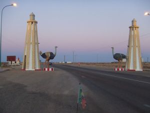 Ruta N1 a la salida de Bojador (Sahara Occidental).jpg