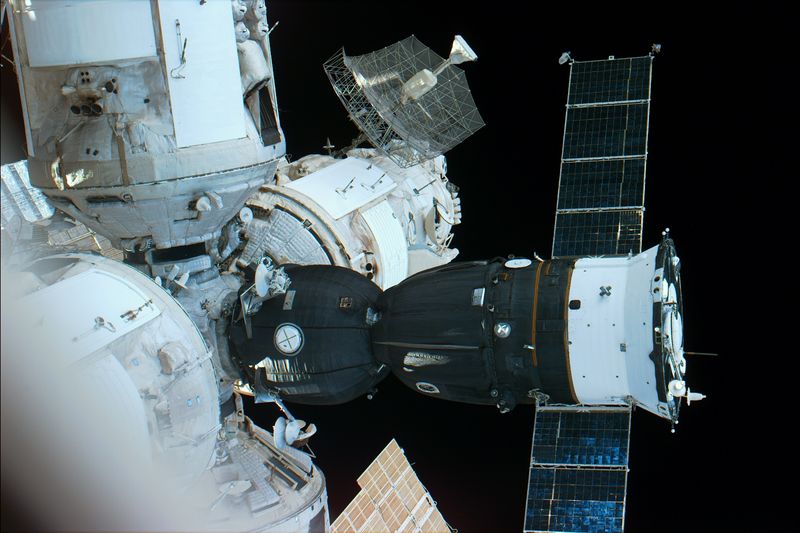 ملف:Soyuz acoplada MIR.jpg
