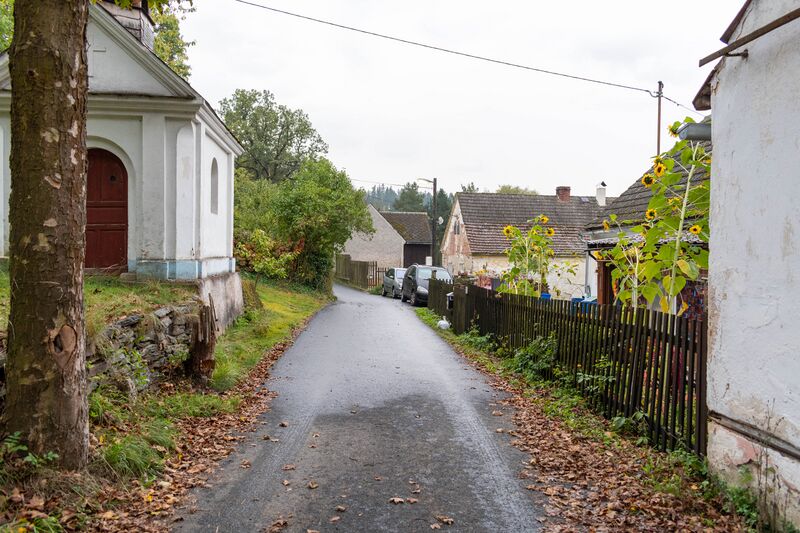 ملف:Čbán, silnice u kapličky.jpg