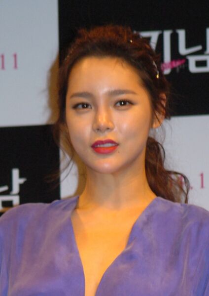 ملف:Park Si-yeon, 2012 (cropped).jpg
