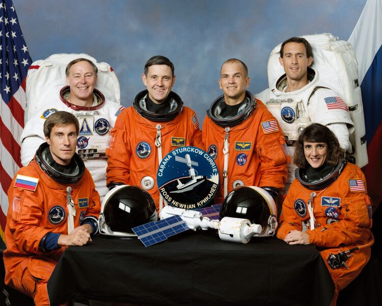 ملف:STS-88 crew.jpg