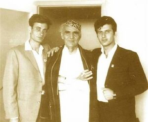 سميح القاسم ومحمود درويش يتوسطهما الشاعر العراقي محمد مهدي الجواهري