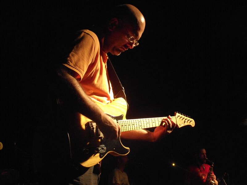 ملف:Akın Eldes Izmir.JPG