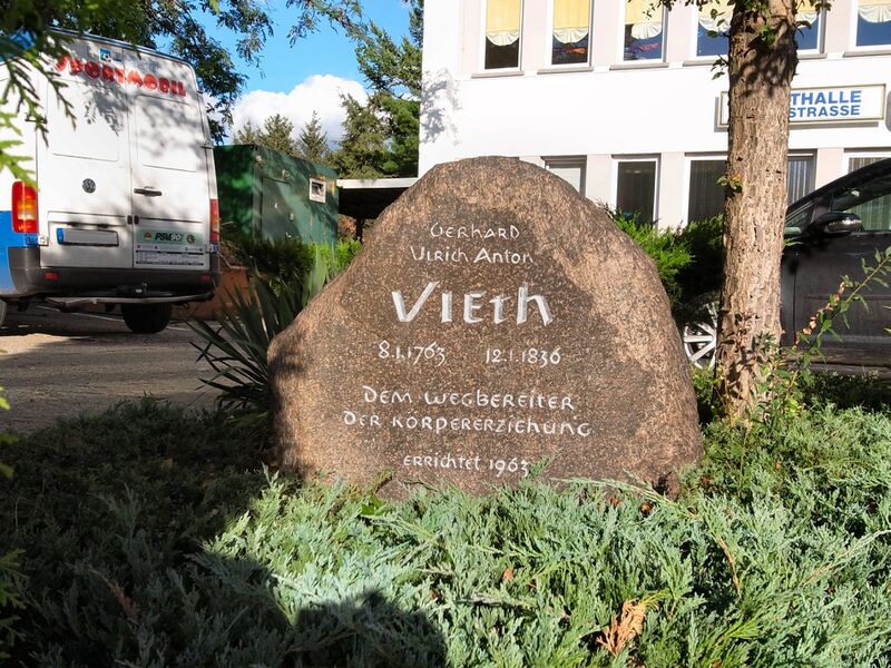 ملف:Gerhard Vieth,Gedenkstein Dessau.jpg