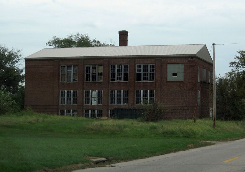 ملف:Kinross Iowa abandoned school.jpg