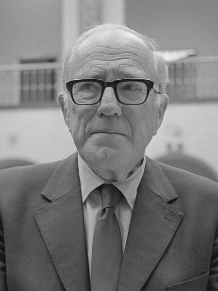 ملف:Torsten Husén (1982).jpg