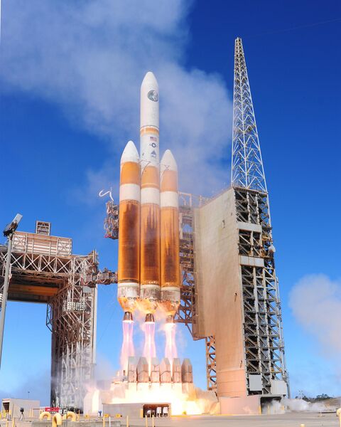 ملف:Delta IV launch 2013-08-28.jpg
