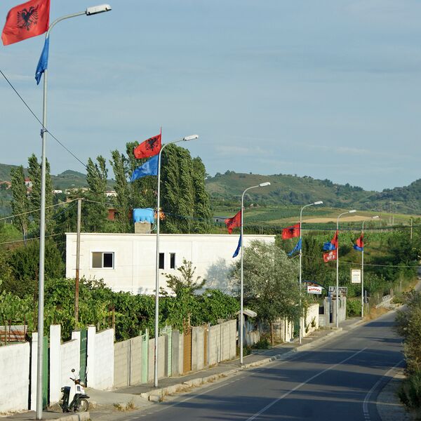 ملف:Flags in Manëz.jpg