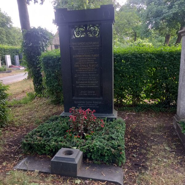 ملف:Grab Eugen Albrecht.jpg