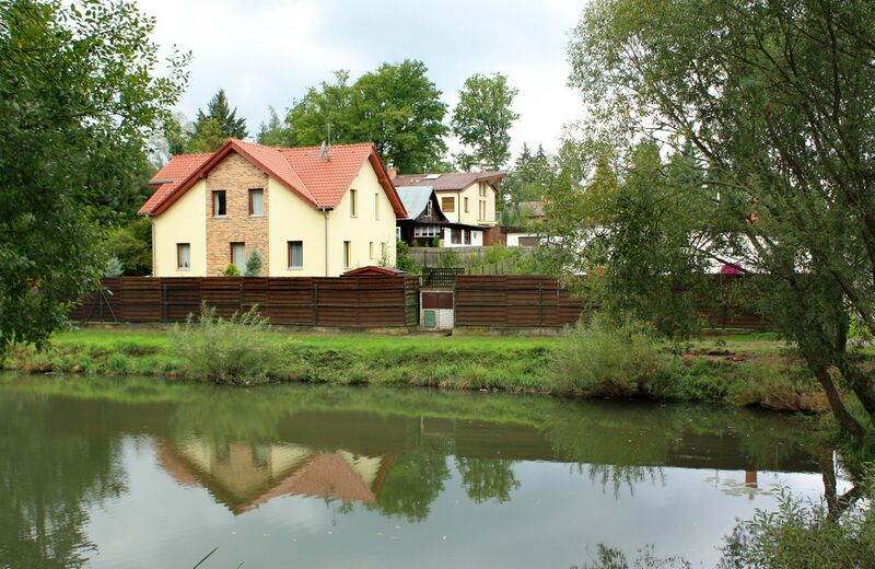 ملف:Kamenice, Struhařov, small pond.jpg