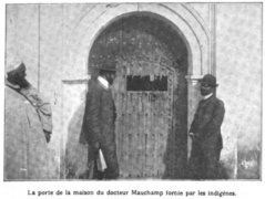 باب دار الطبيب موشوم المفتوح بقوة.png