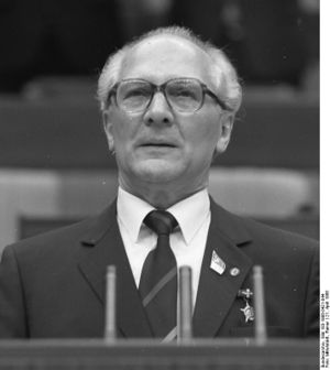 Bundesarchiv Bild 183-1986-0421-044, Berlin, XI. SED-Parteitag, Erich Honecker.jpg