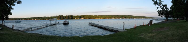 ملف:Conesus Lake panorama.jpg