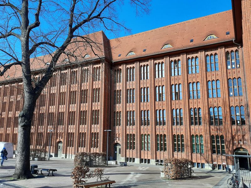 ملف:Prenzlauer Berg Heinrich-Schliemann-Gymnasium Hauptgebäude-002.jpg