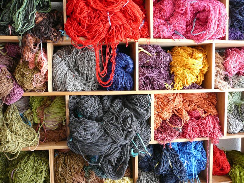 ملف:Dyed wool - Salinas.jpg