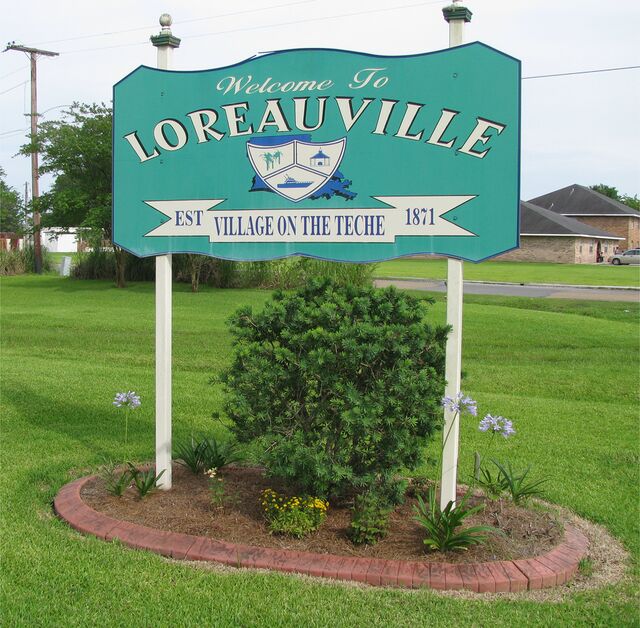 ملفPhotograph of the Loreauville sign at the North entrace to the Village of Loreauville