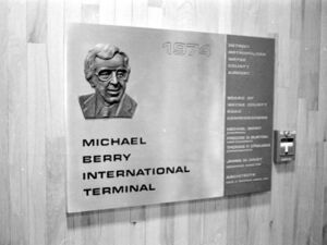 لوحة جدارية لتسمية أحد أجنحة مطار ديترويت باسم مايكل بري
