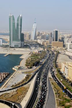 شارع الملك فيصل وبرجا مرفأ البحرين المالي.