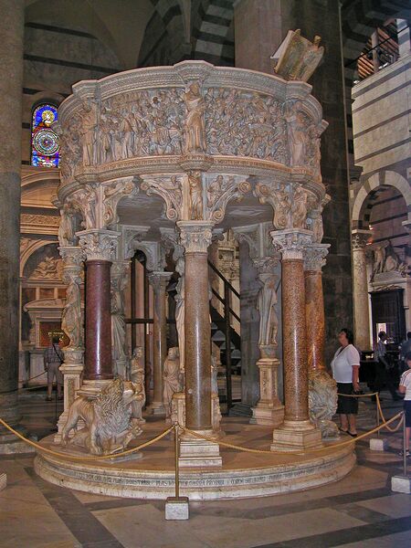 ملف:Cathedral pulpit - Pisa.jpg
