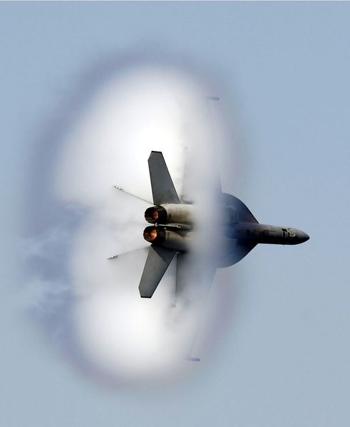 ملف:F-18-diamondback blast.jpg