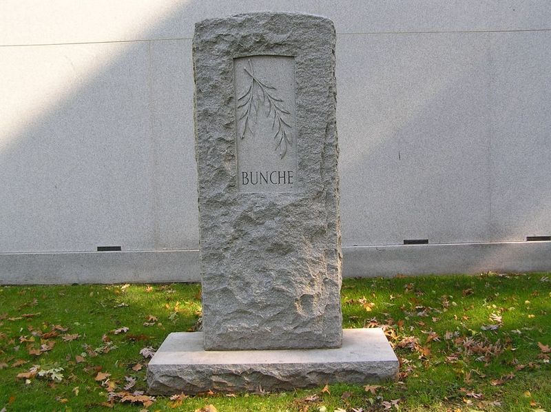 ملف:Ralph Bunch Headstone 1024.jpg