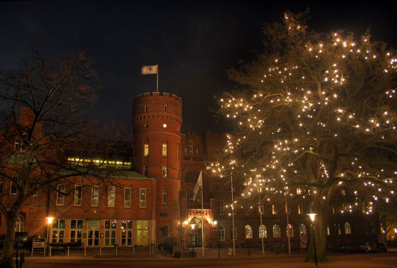 ملف:AF-borgen i vinterkväll-1.jpg