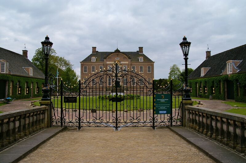 ملف:Kasteel Eerde inrijhek.JPG