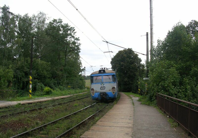 ملف:Zastávka Pyšely, vlak.jpg