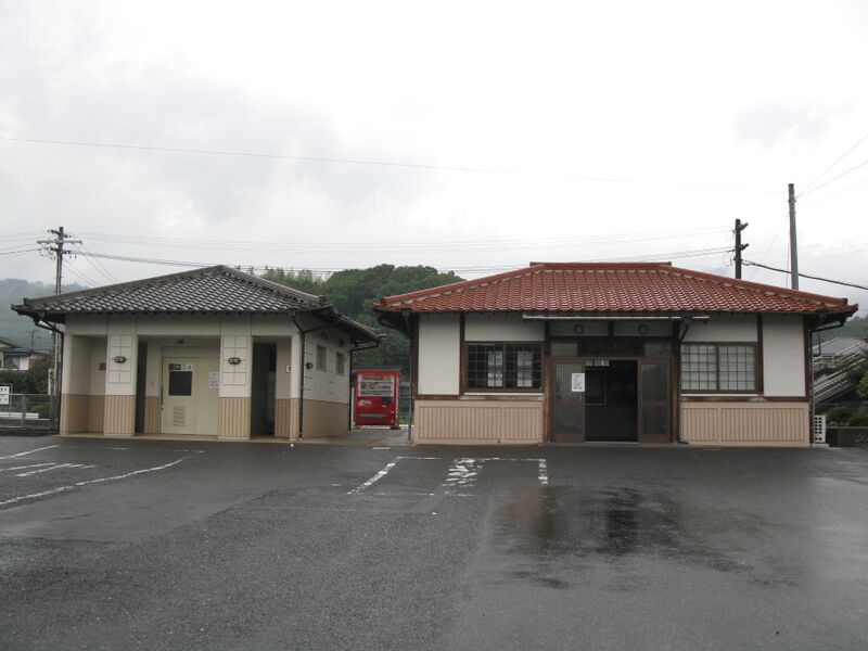 ملف:JRKyushu-Karatsu-line-Higashi-taku-station-entrance-20091101.jpg