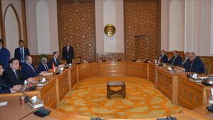 وزير الخارجية السوري فيصل المقداد ووزير خارجية مصر سامح شكري مع الوفدين الرسميين لكلا البلدين (القاهرة 1 أبريل 2023)