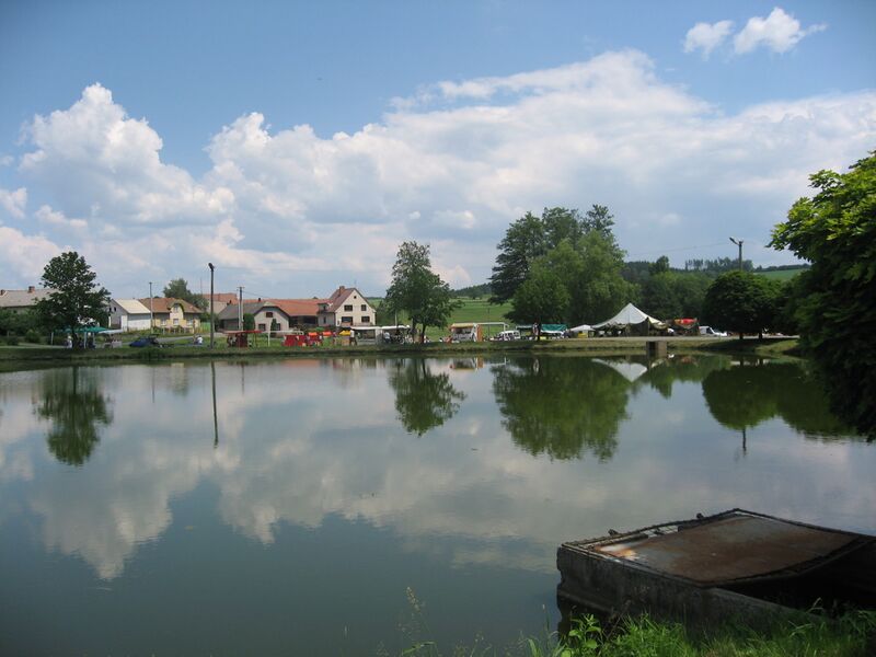 ملف:Okrouhlička, rybník.jpg