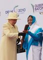 Elizabeth II passing the Baton to President Patil of India for the Baton relay for the Delhi Commonwealth Games, 2009