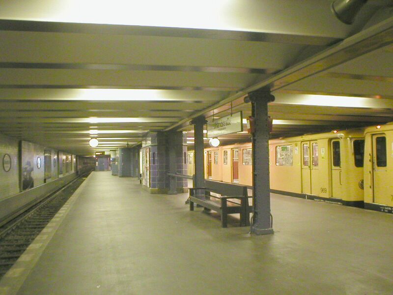 ملف:U-Bahn Berlin Uhlandstraße.JPG
