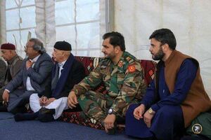 بلقاسم حفتر (الثاني من اليمين) وحسين العائب الرابع من اليمين، خلال لقاء جمعها في شرق ليبيا 27 مارس 2024