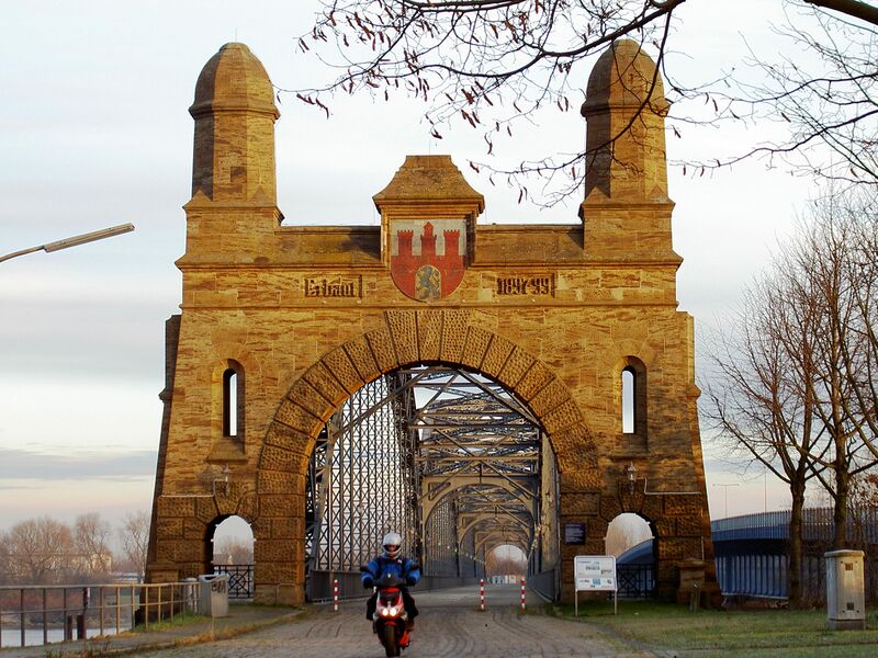 ملف:Harburger Elbbruecke Suedportal.JPG