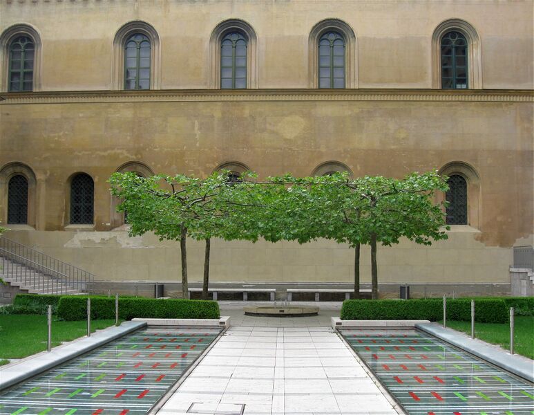 ملف:Residenz Kabinettsgarten Muenchen-2.jpg