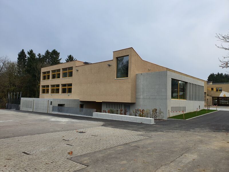 ملف:Schulhaus Brühl.jpg