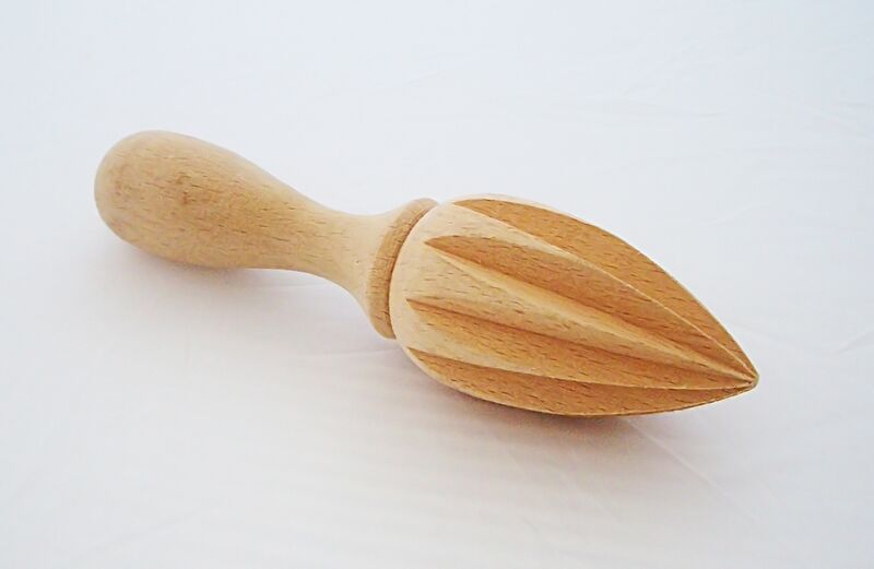 ملف:Wooden lemon squeezer.jpg