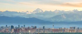 雪山下的成都市天际线 Chengdu skyline with snow capped mountains (cropped).jpg