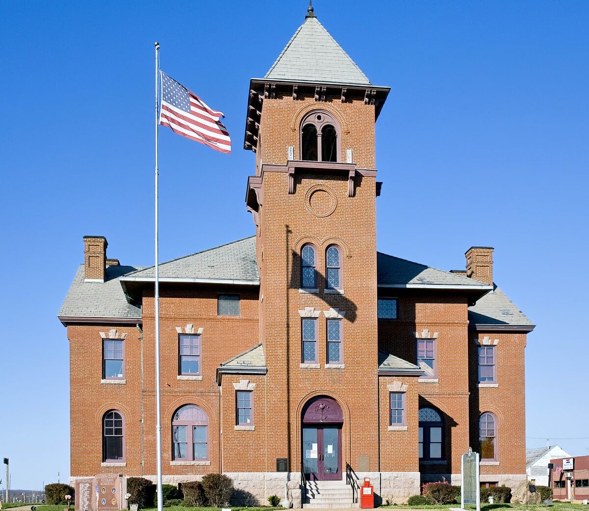 ملفMadison County Missouri Courthouse at Fredericktown, MO USA.jpg