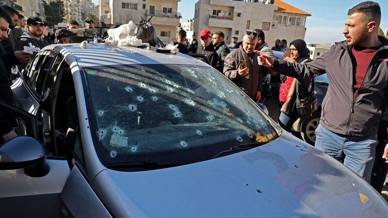 ملف:السيارة التي استهدفتها إسرائيل لاغتيال أعضاء كتائب شهداء الأقصى بنابلس، 8 فبراير 2022.jpg