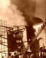 دخان الحريق يتصاعد من المسجد القبليّ