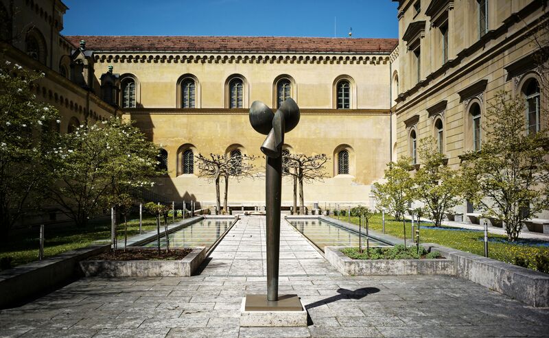 ملف:Kabinettsgarten Münchner Residenz.jpg