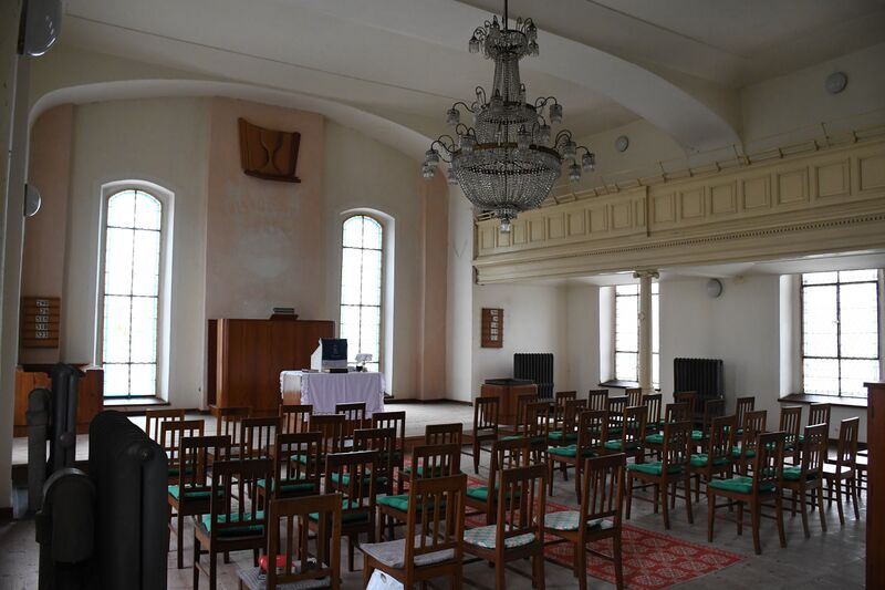ملف:Nový-Bydžov-evangelický-kostel-interiér2022d.jpg