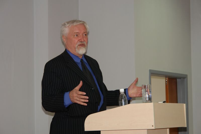 ملف:Yuliy Khudyakov 29.4.2008 lecture.JPG